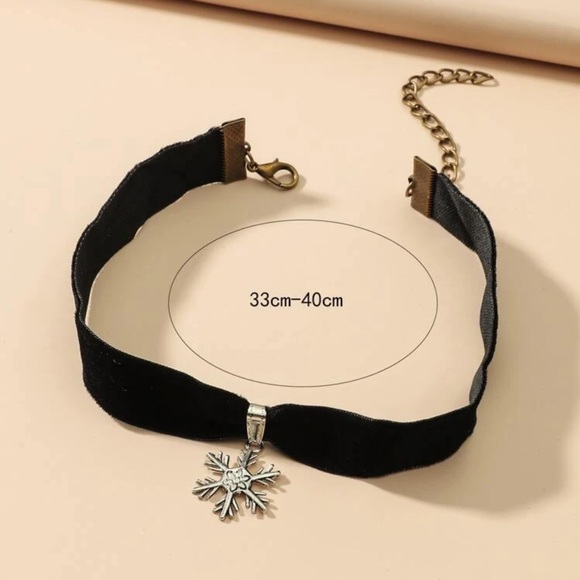 ❄️ Lovely Snowflake Choker ❄️ - Picture 2 of 3